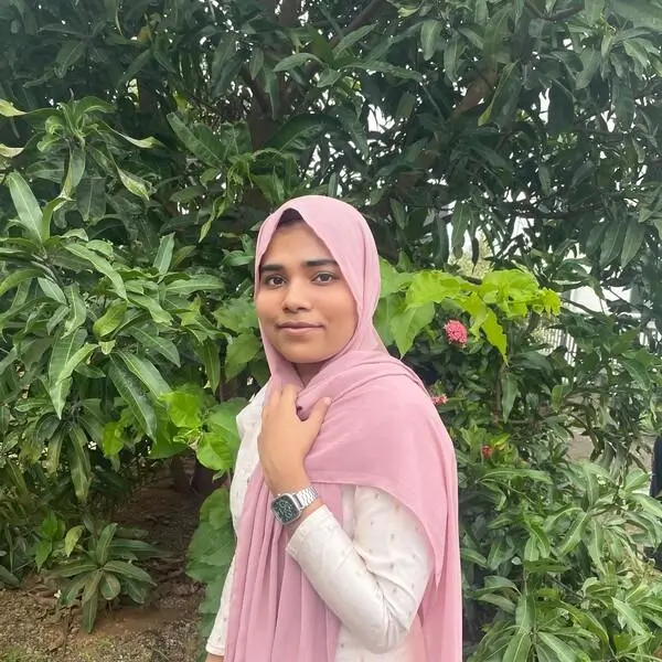 Portrait of Syra Ansari, Author and Editorial Contributor at PromptSyra.com